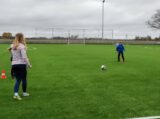 Training Schoolvoetbal Meisjesteam OBS Duiveland Nieuwerkerk (vrijdag 7 april 2023) (12/32)